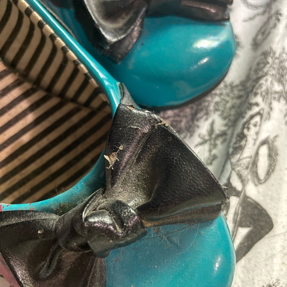 Stylish Blue Bow Flats with Graphic Design on Sides - Picture 2 of 7